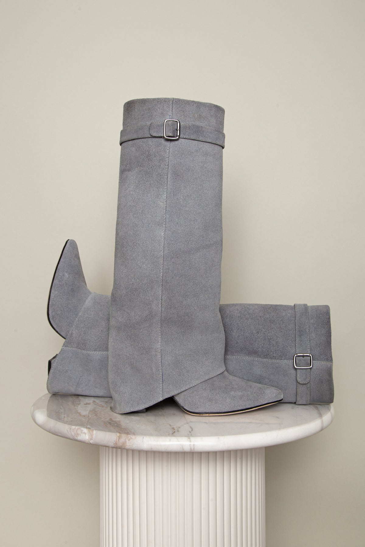 High Bell Boots con Straps - Gris Gamuza